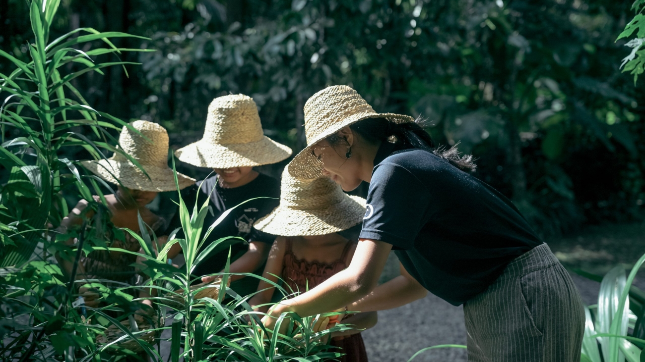 Children learning about sustainable farming at Kaura Bali